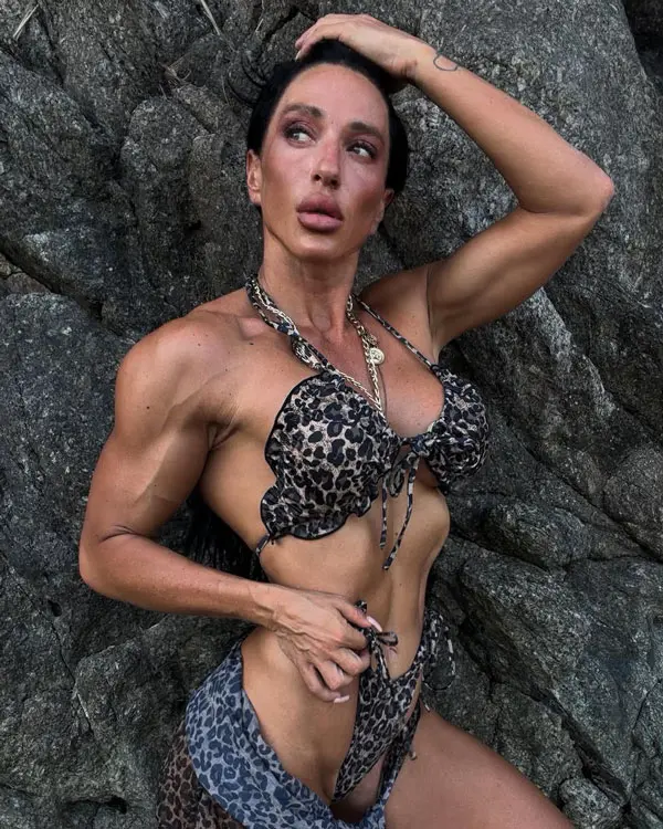 Marina Nikolaeva posing in bikini on beach, defined abs, strong arms and aesthetic female bodybuilding physique